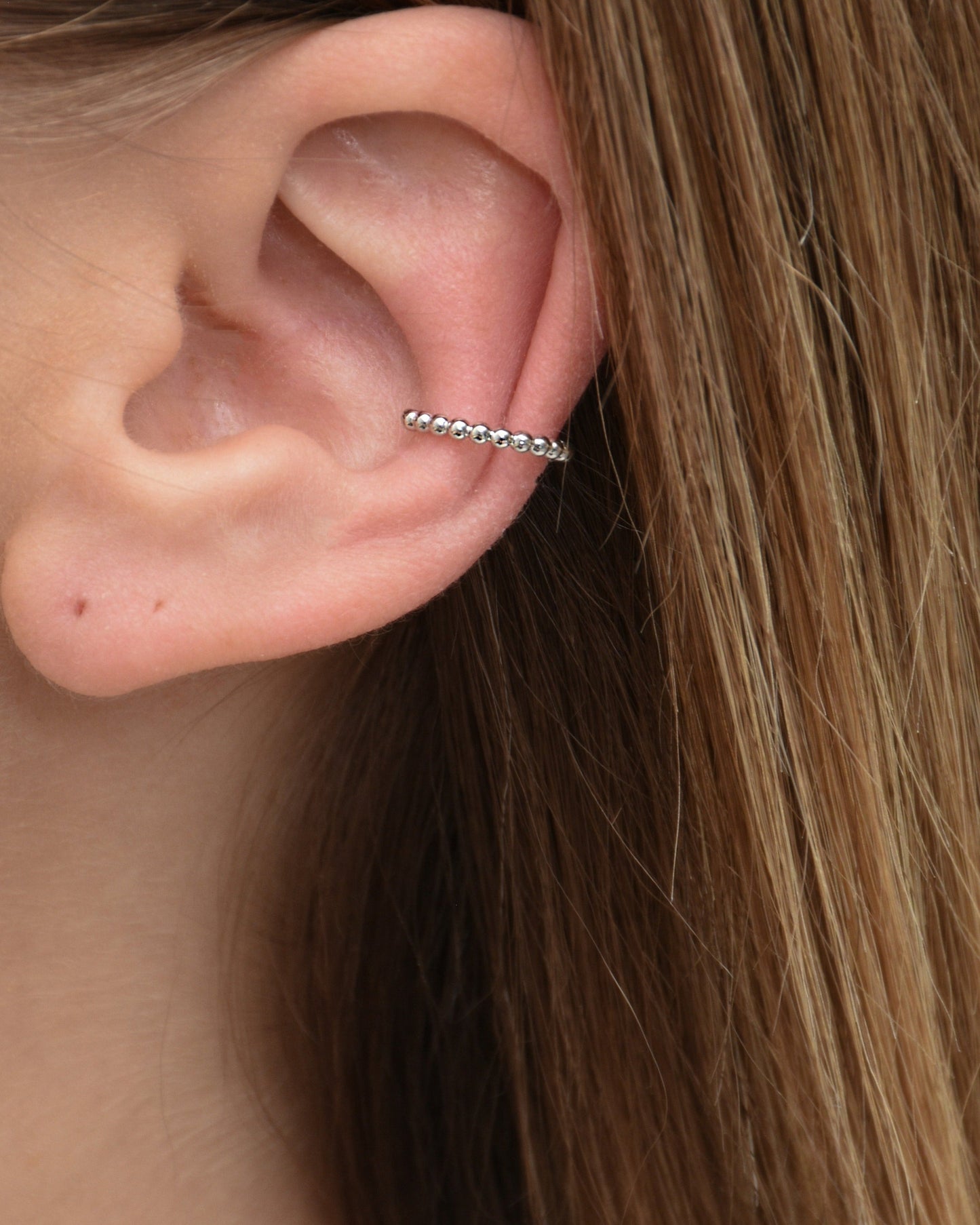 Edelstahl Earcuff in Bubble Design, getragen in silber.