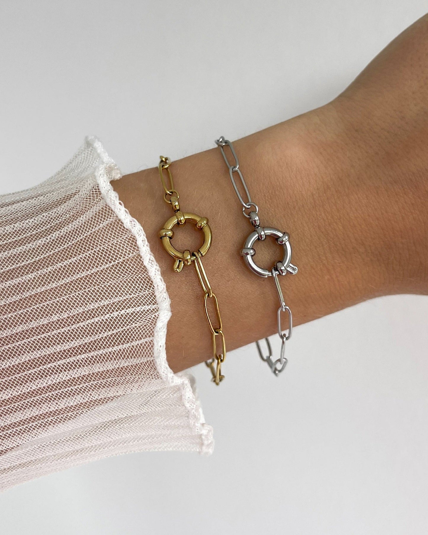 Wasserfestes Edelstahl Armband mit groben Design mit Ösenverschluss um Charms zu befestigen, getragen am Handgelenk.