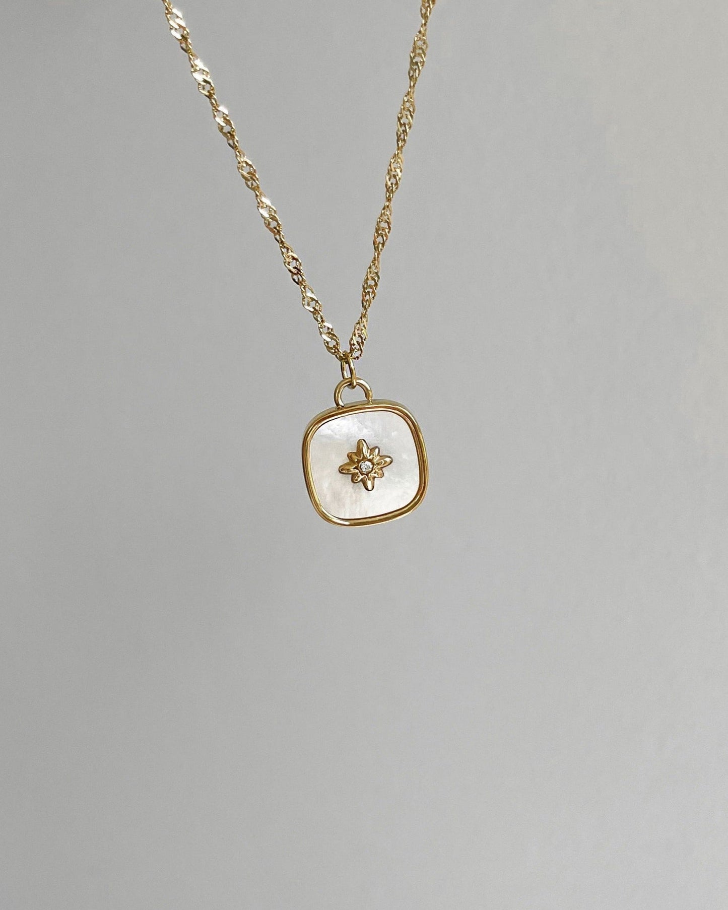 18k Vergoldete Edelstahl Kette mit Perlmutt Design Anhänger. Wasserfest, hypoallergen und besonderes im Design.