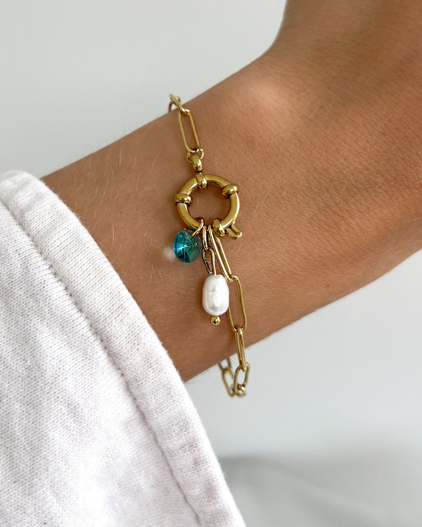Geschliffener Glas Tropfen in türkis an golden Armband.m