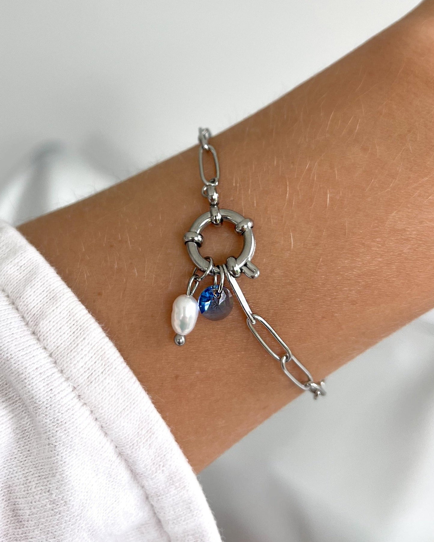 Wasserfester Edelstahl Anhänger mit Süßwasserperle an silbernem Armband.