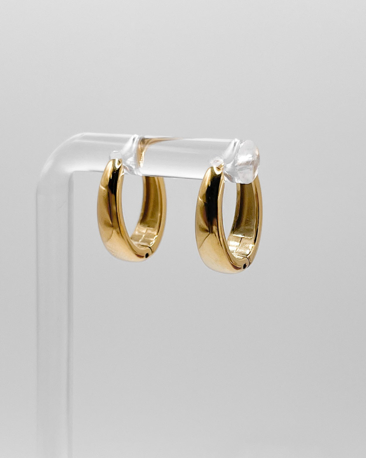 Ovale wasserfeste Edelstahl Hoops in gold.