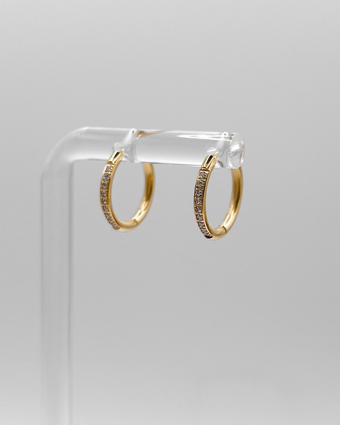 Wasserfeste Edelstahl Hoops mit Zirkonia Steinen besetzt in gold.