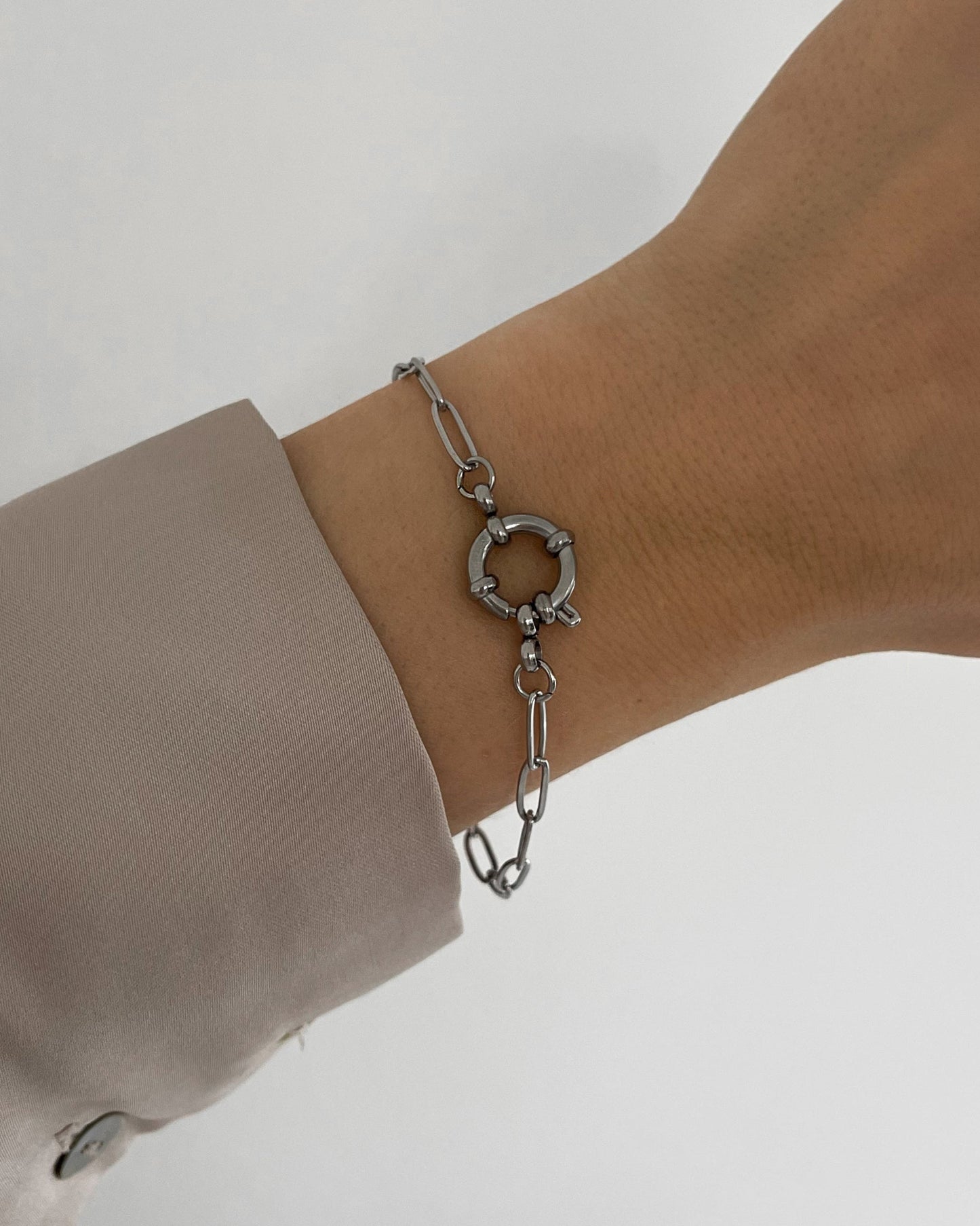 Wasserfestes Edelstahl Armband mit groben Design mit Ösenverschluss um Charms zu befestigen, getragen am Handgelenk.