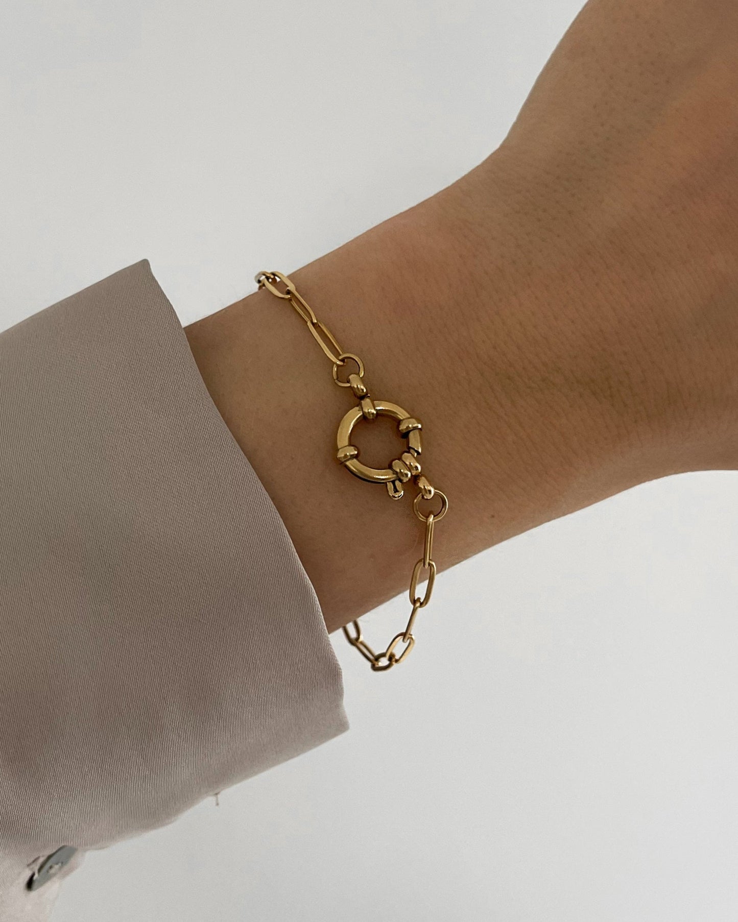 Wasserfestes Edelstahl Armband mit groben Design mit Ösenverschluss um Charms zu befestigen, getragen am Handgelenk.