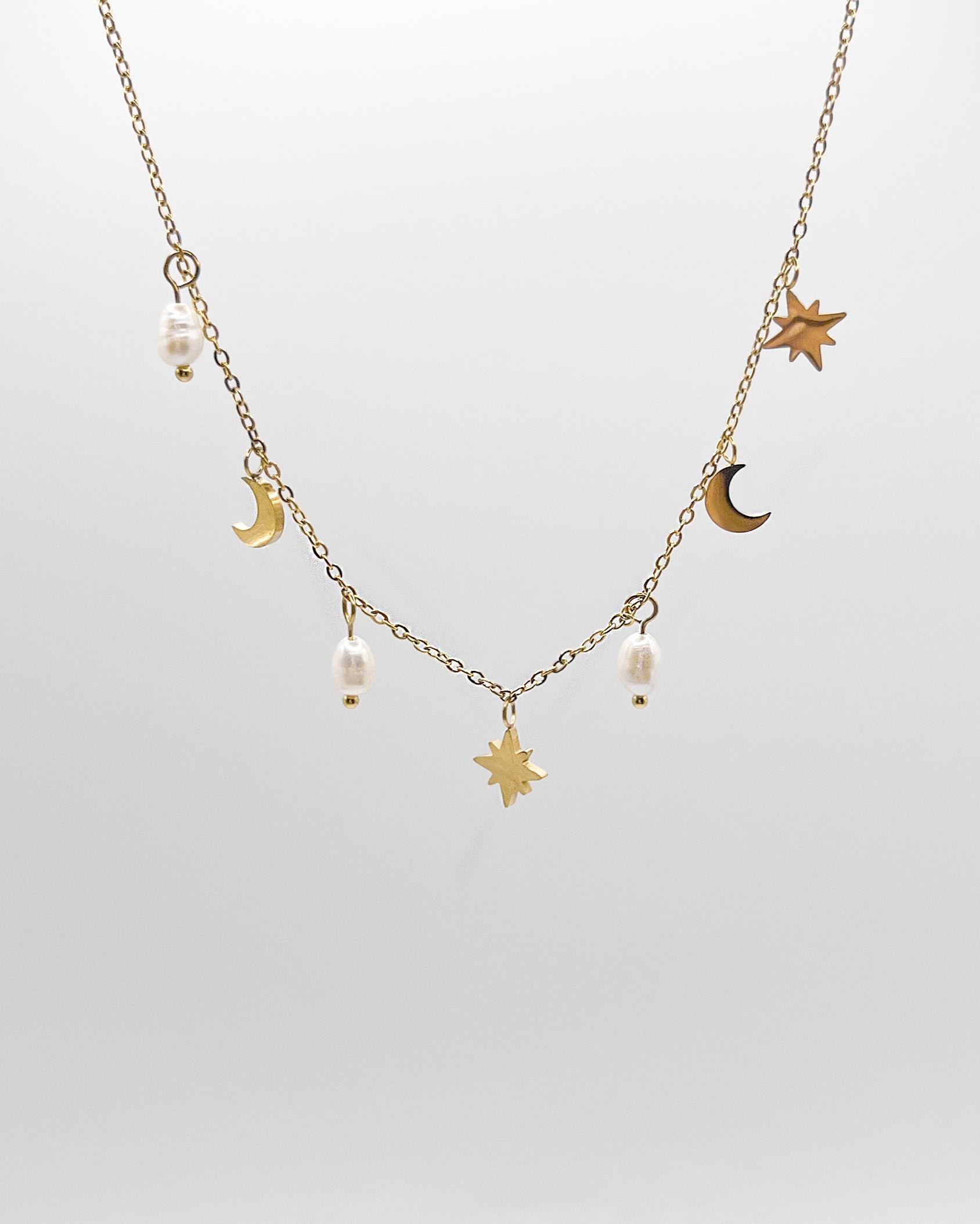 Goldene Halskette mit Anhängern in Mond & Sternform, sowie Süßwasserperlen Anhänger.
