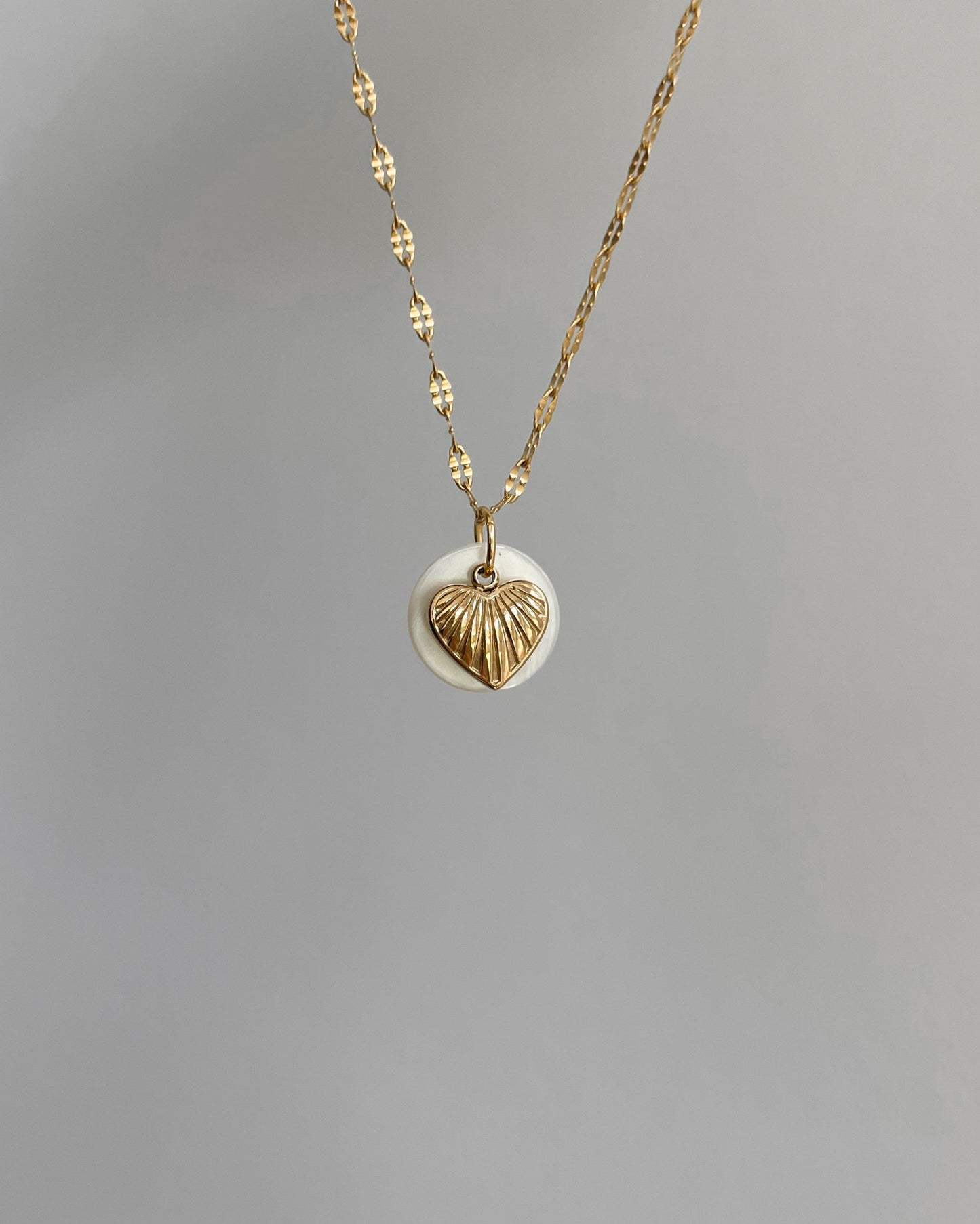 Runder, Muschel Perlen Anhänger an feiner Kette mit Herz Charm.