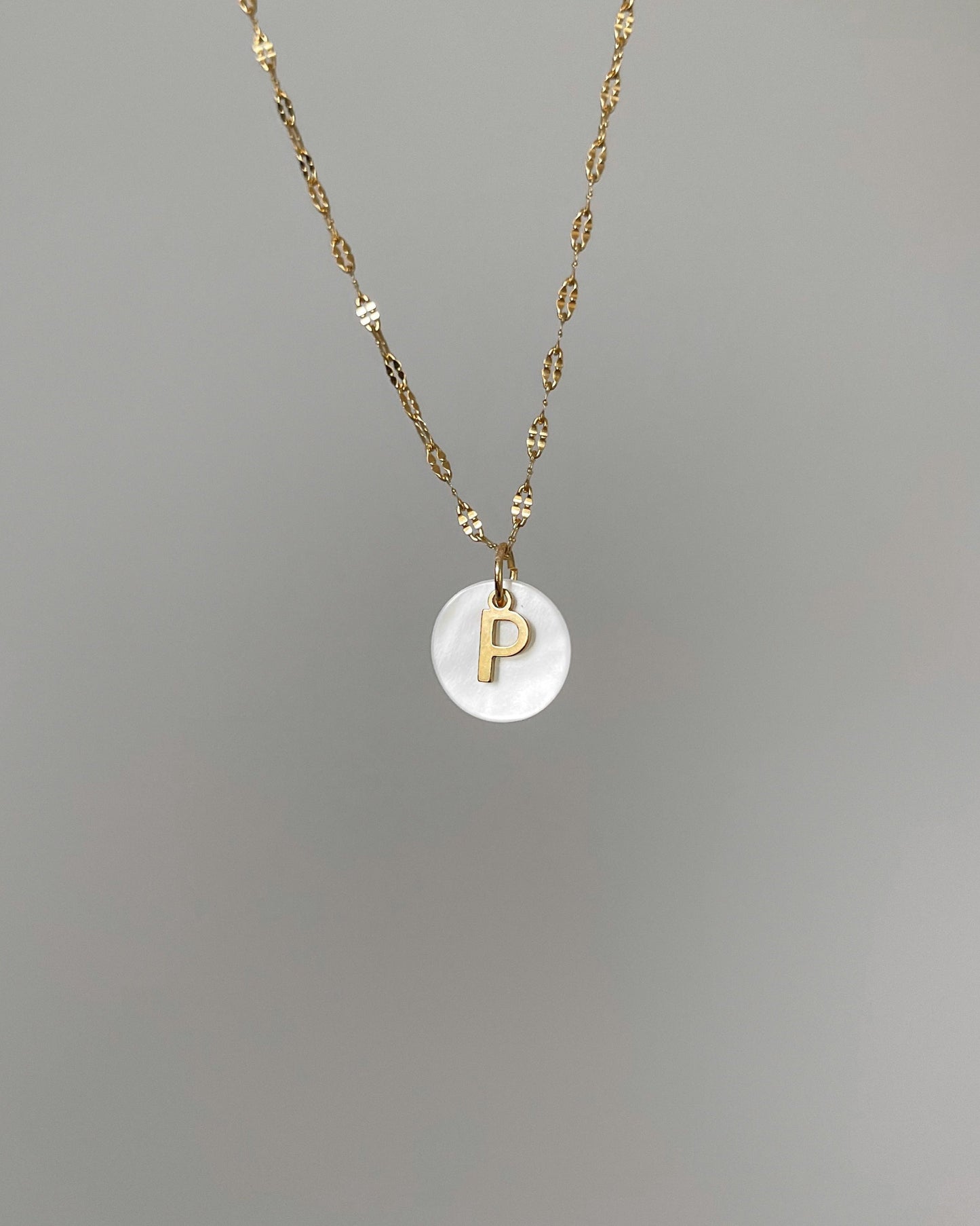 Runder, Muschel Perlen Anhänger an feiner Kette mit Buchstaben Charm.