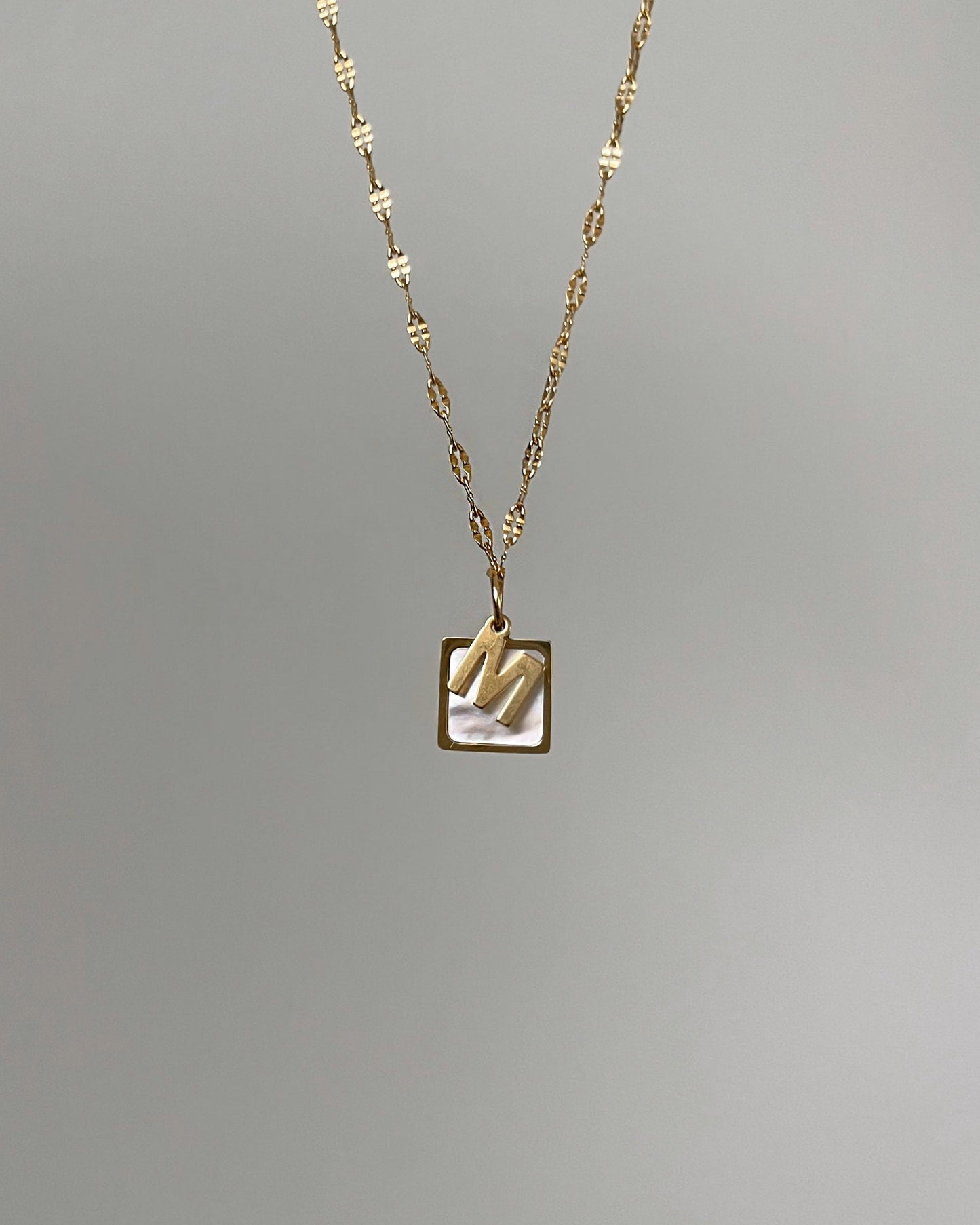 Wasserfester, eckiger Edelstahl Charm mit Perlmutt Optik an filigraner Kette mit Buchstaben Anhänger