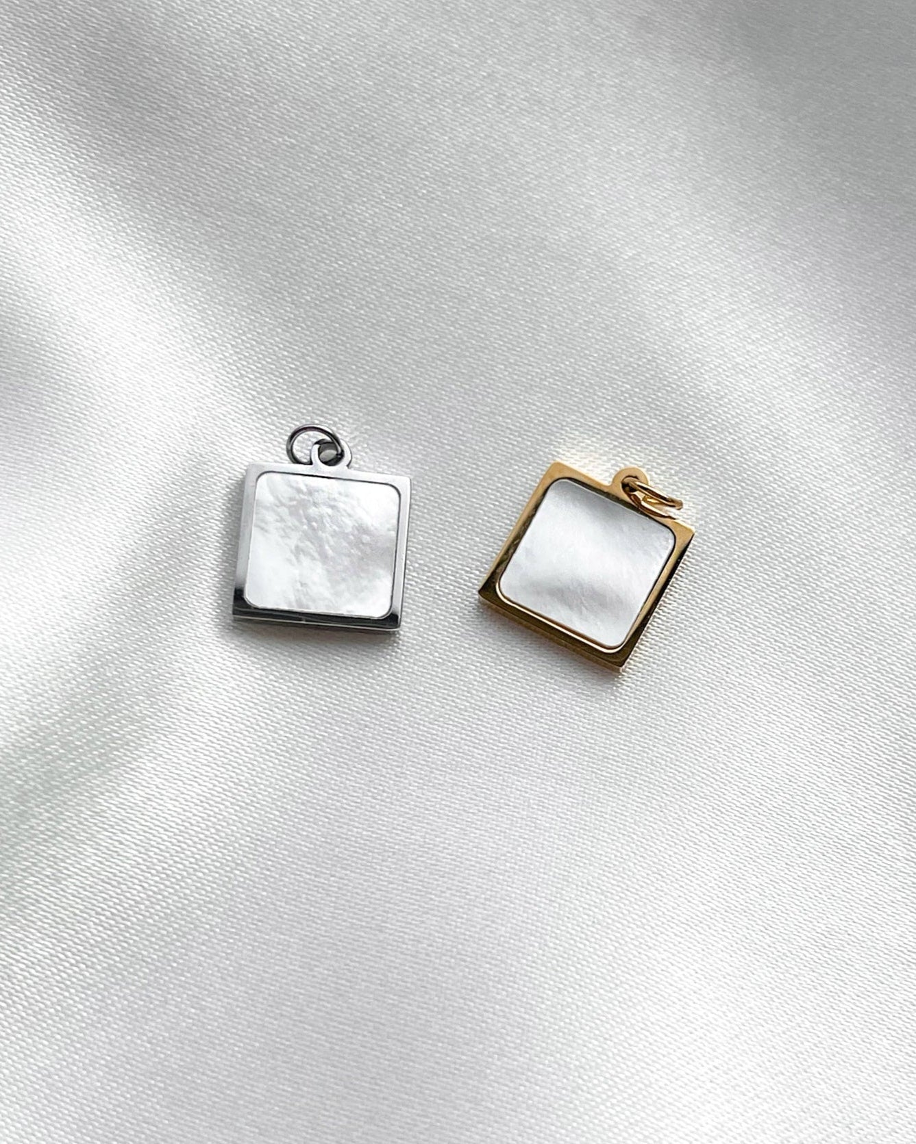 Wasserfester, eckiger Edelstahl Charm mit Perlmutt Optik