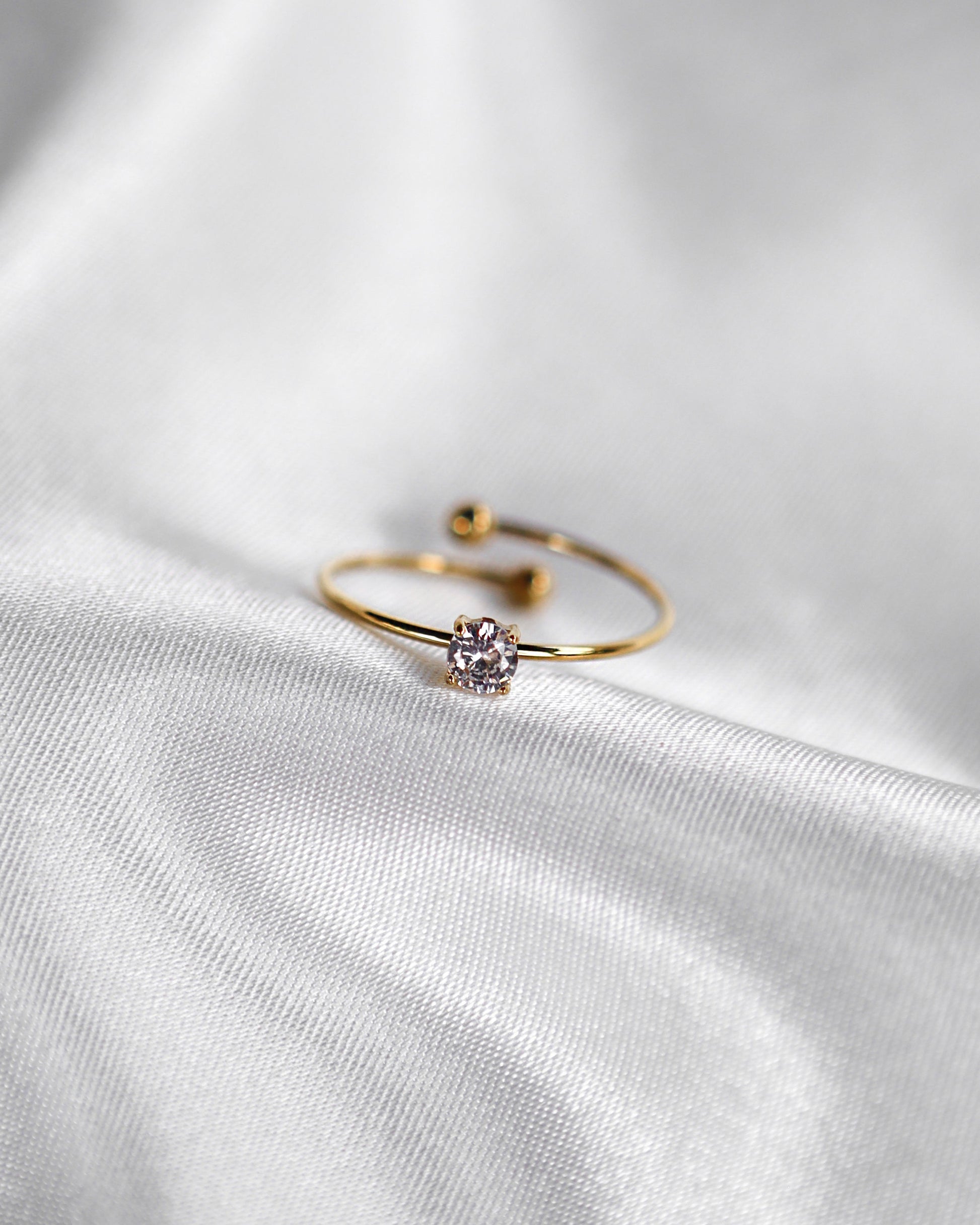 Edelstahlring mit Zirkonia Steinen besetzt in gold.