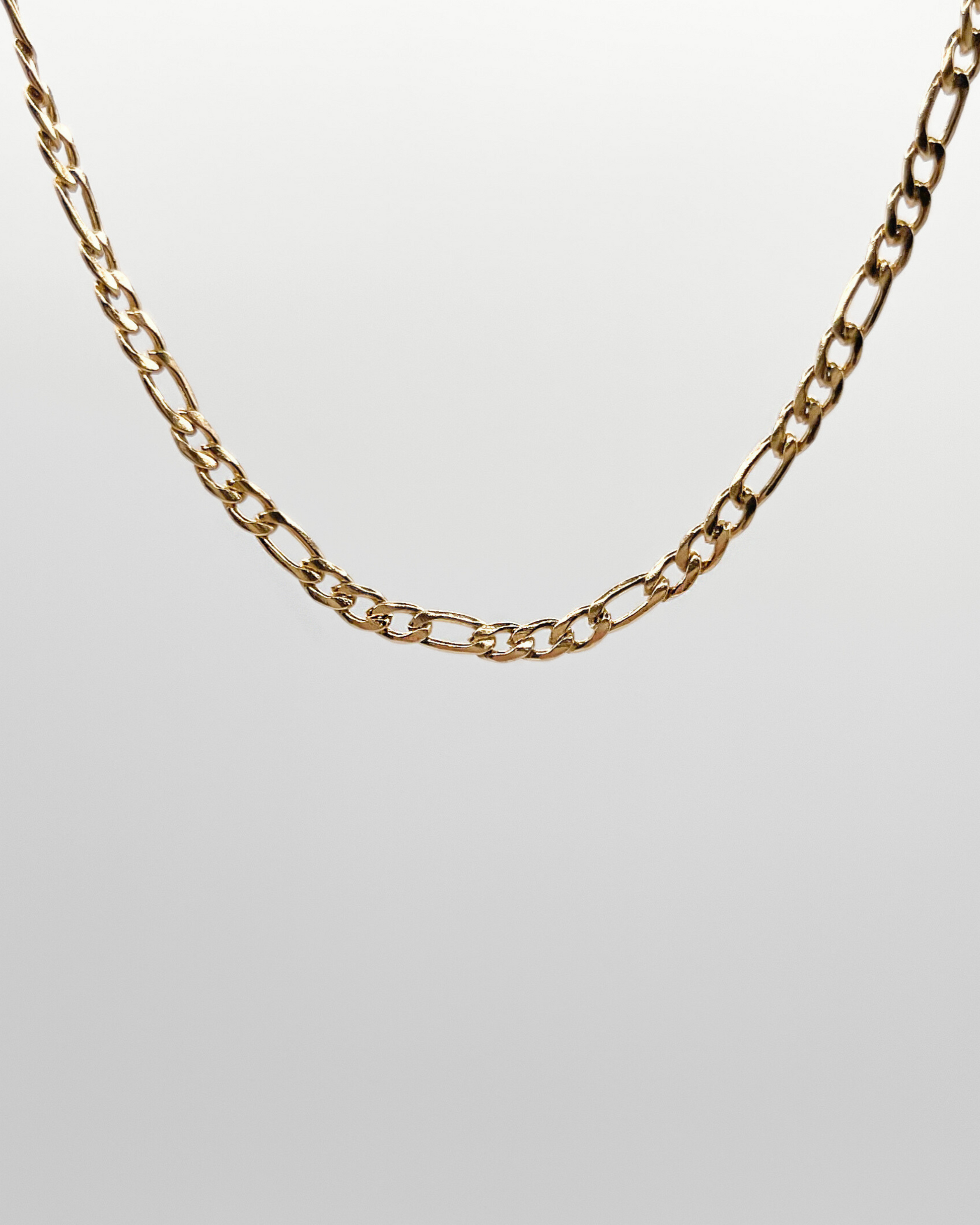 Halskette mit etwas gröberen Design.
Aus Edelstahl und vergoldet mit 18 Karat, bietet sie nicht nur Stil, sondern auch Langlebigkeit. Zudem ist sie wasserfest und frei von Nickel.