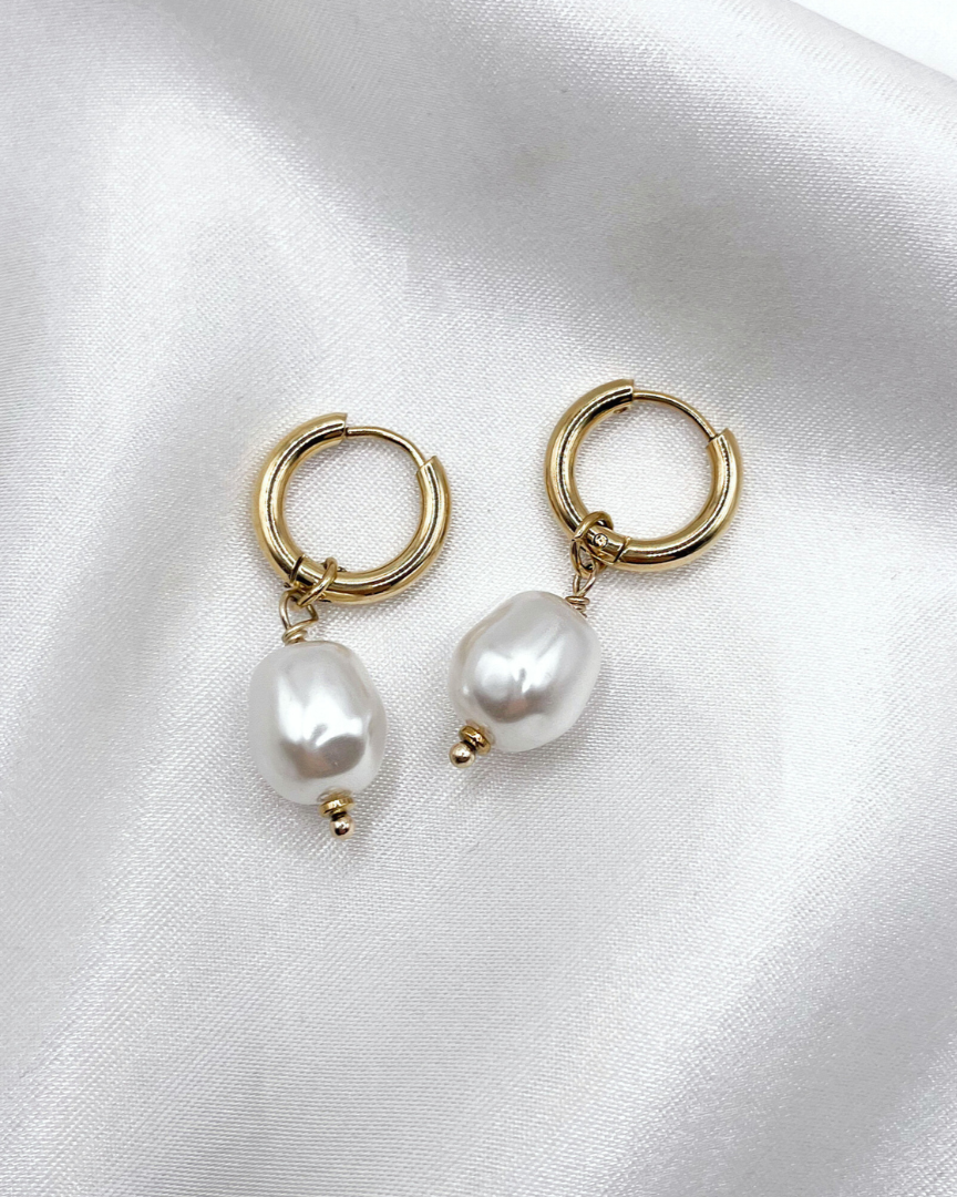Klassische Edelstahl Ohrringe mit Perlen Anhänger in gold.