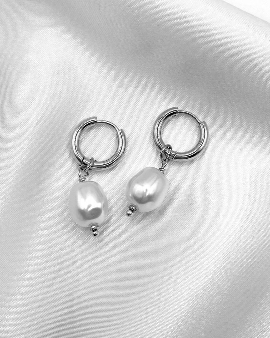 Klassische Edelstahl Ohrringe mit Perlen Anhänger in silber.