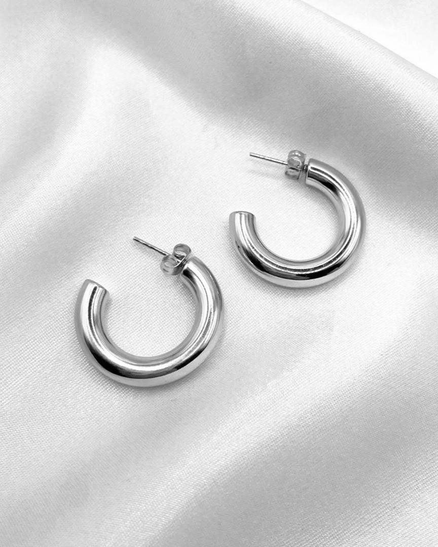 Schlichte, große Basic Kreolen in silber.