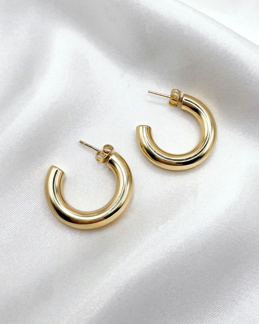 Schlichte, große Basic Kreolen in gold.