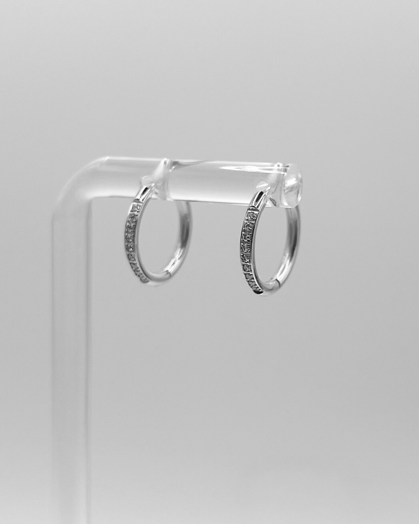 Wasserfeste Edelstahl Hoops mit Zirkonia Steinen besetzt in silber.