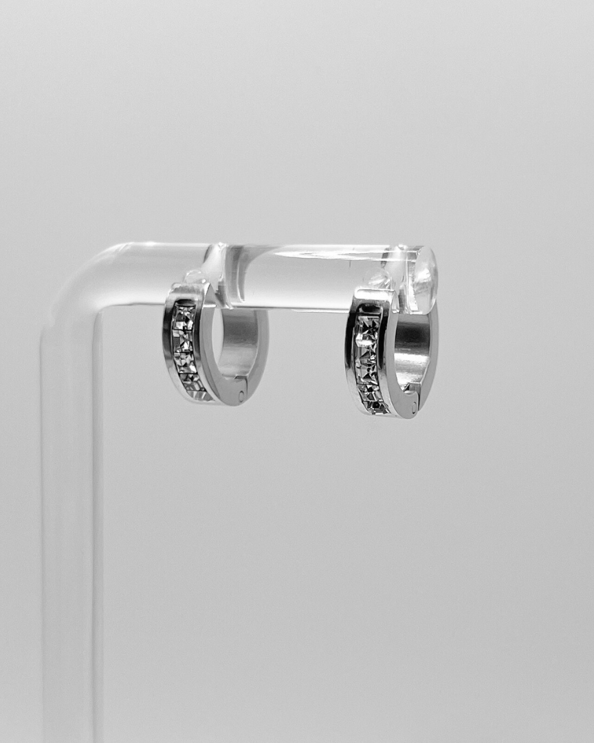 Wasserfeste Edelstahl Ohrringe mit Zirkonia Steinen in silber.