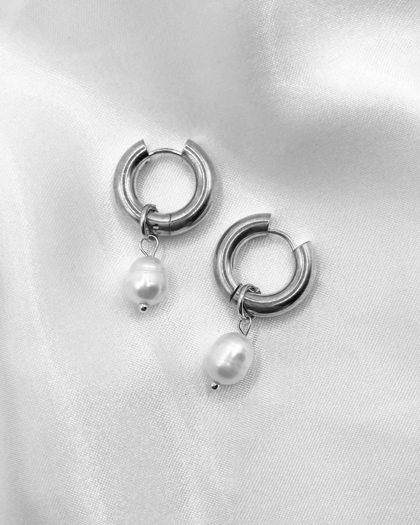 Wasserfeste Edelstahl Hoops mit Süßwasserperlen Anhänger in silber.