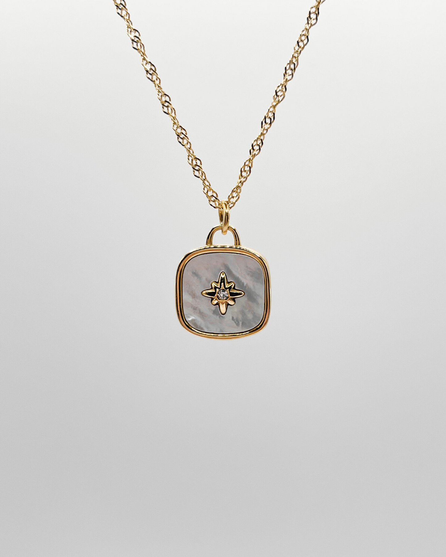 18k Vergoldete Edelstahl Kette mit Perlmutt Design Anhänger. Wasserfest, hypoallergen und besonderes im Design.