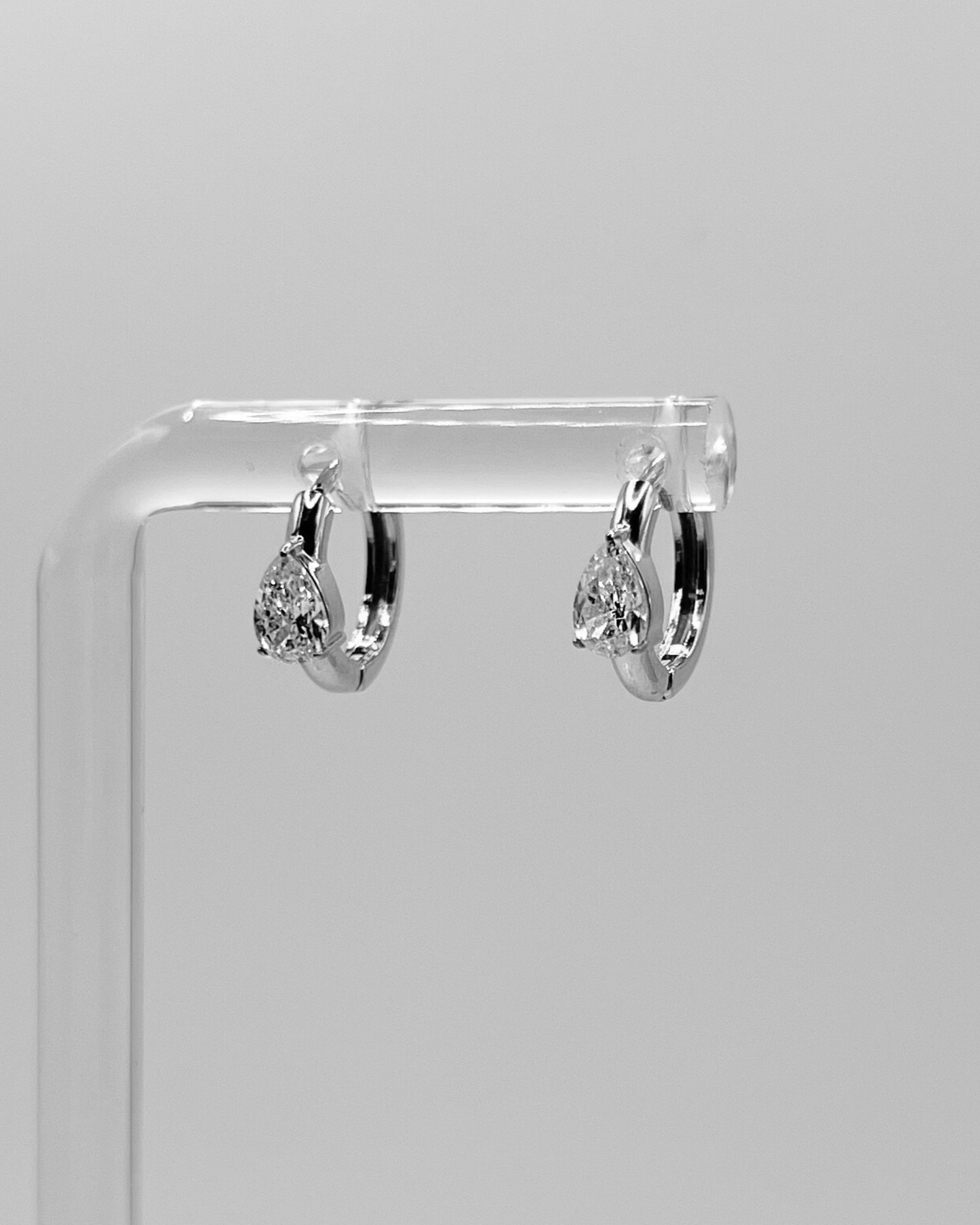 Süße Ohrringe mit Tropfen-Design aus Zirkonia Steinen in silber.