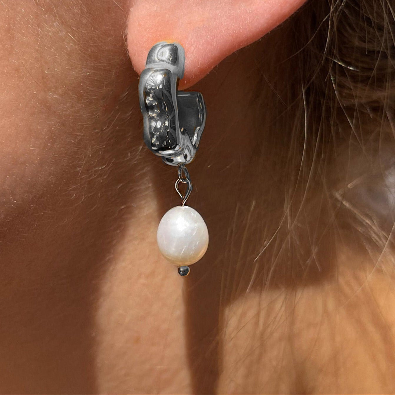 Wasserfeste Edelstahl Ohrstecker mit Süßwasserperlen Anhänger in silber.