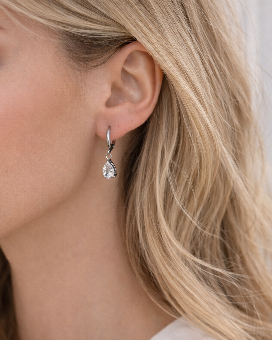 Tropfen Ohrringe aus Edelstahl am Ohr getragen in Silber.