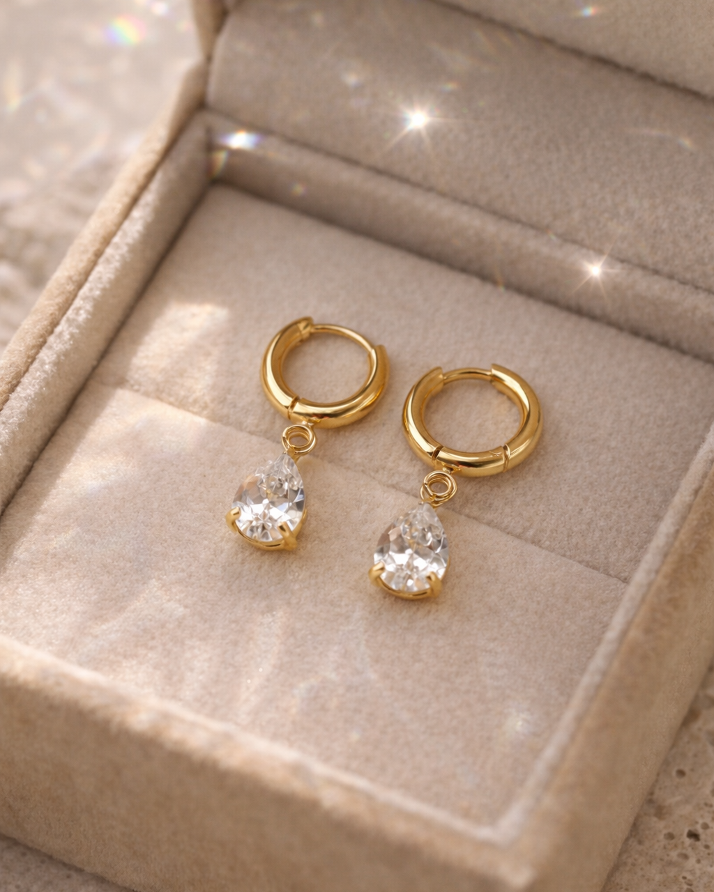 Tropfen Ohrringe aus Edelstahl mit 14k Vergoldung und Zirkonia Anhänger in Schmuckbox