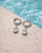 Wasserfeste Tropfen Ohrringe aus Edelstahl am Poolrand