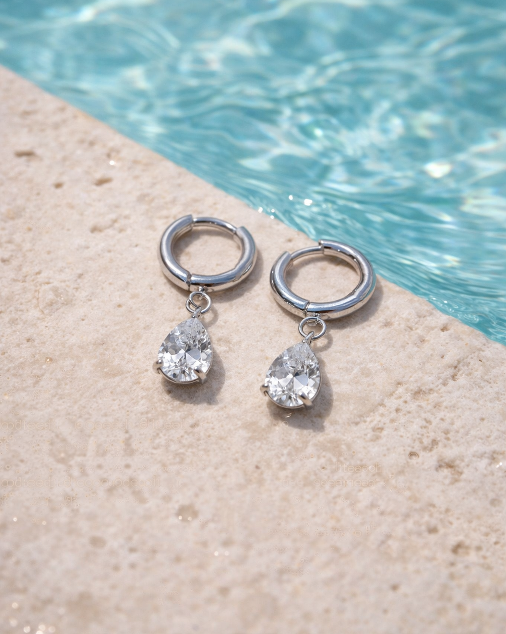 Wasserfeste Tropfen Ohrringe aus Edelstahl am Poolrand