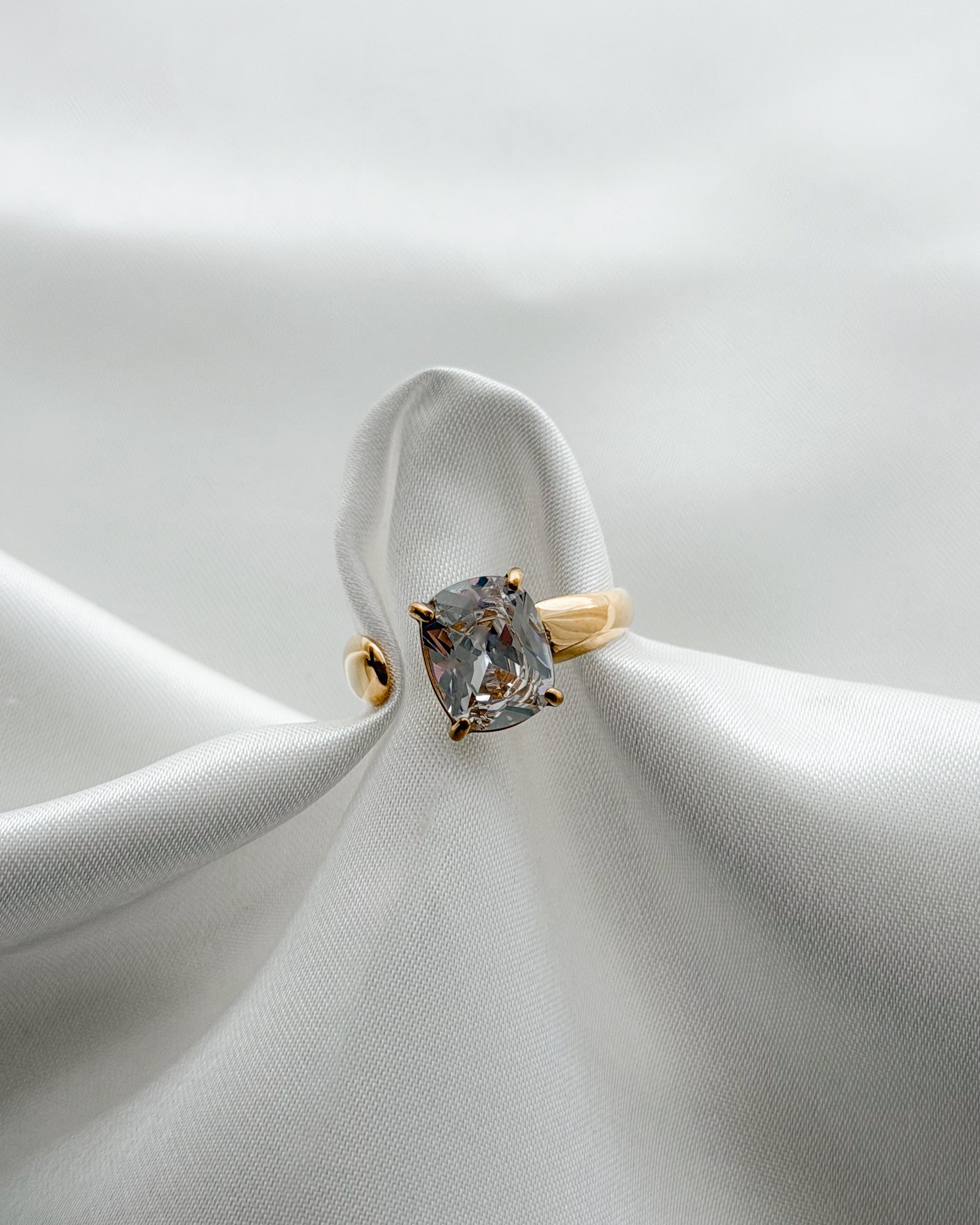 Ring Crystal Glow