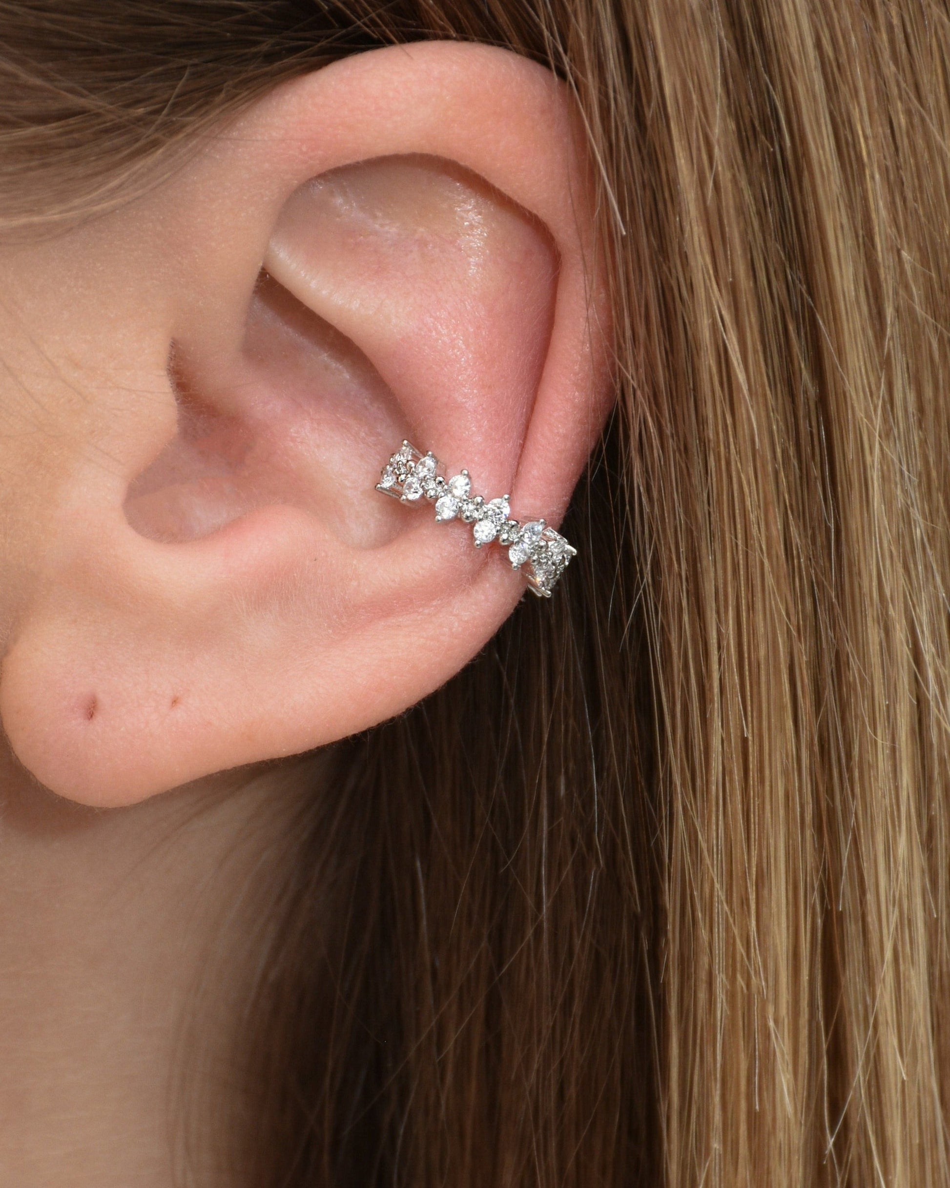 Funkelnder Edelstahl Earcuff in silber getragen am Ohr.