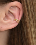 Doppellagiger Earcuff in gold getragen am Ohr.