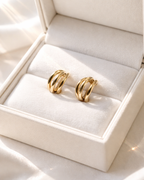 18K vergoldete Edelstahl Triple Hoop Creolen in heller Schmuckbox mit Sonnenlicht Reflexen