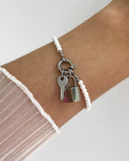 Wasserfester Edelstahl Charm in Schlüsselform an Perlenarmband.