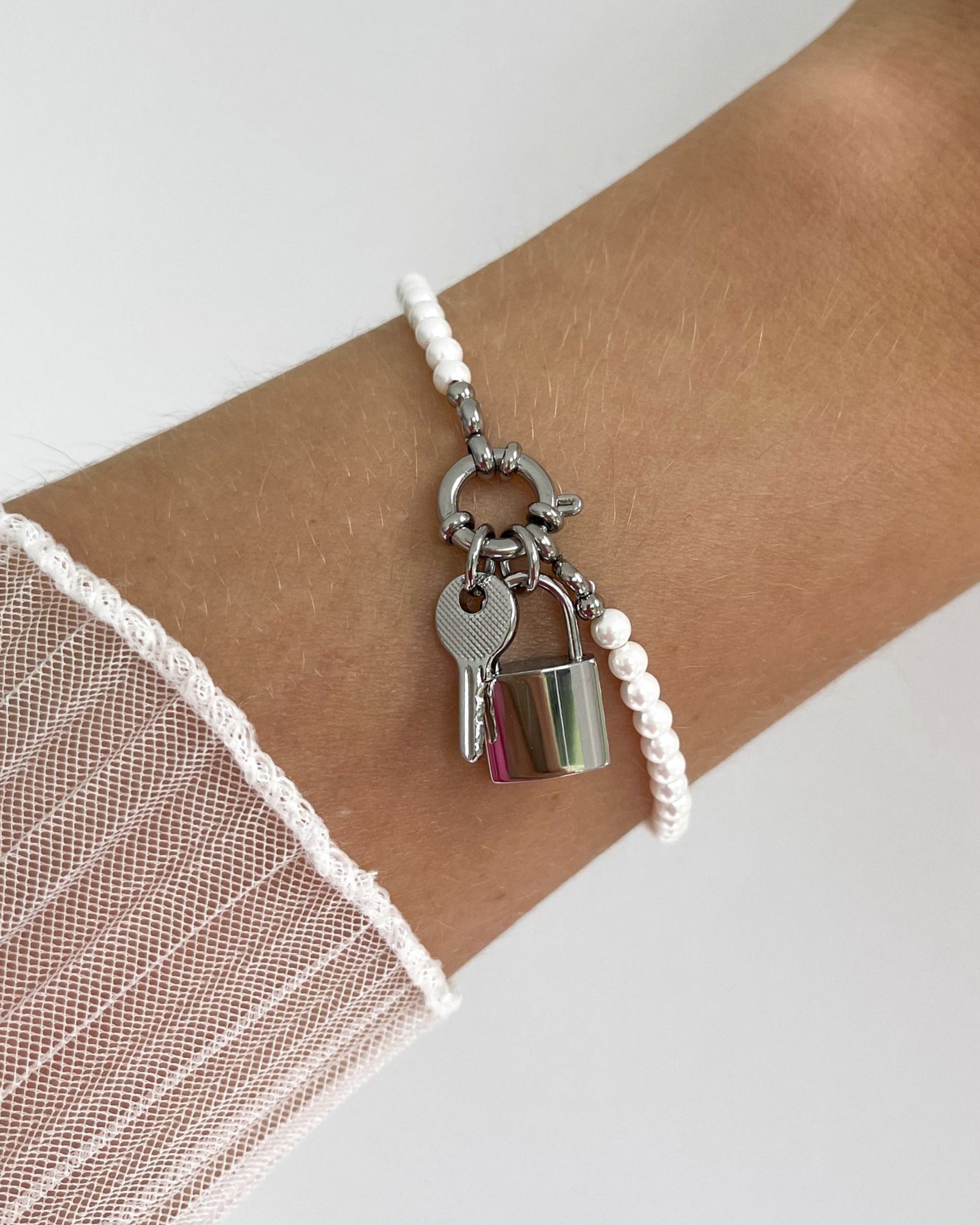 Wasserfester Edelstahl Charm in Schlüsselform an Perlenarmband.