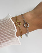 Wasserfestes Edelstahl Armband mit groben Design mit Ösenverschluss um Charms zu befestigen, getragen am Handgelenk.