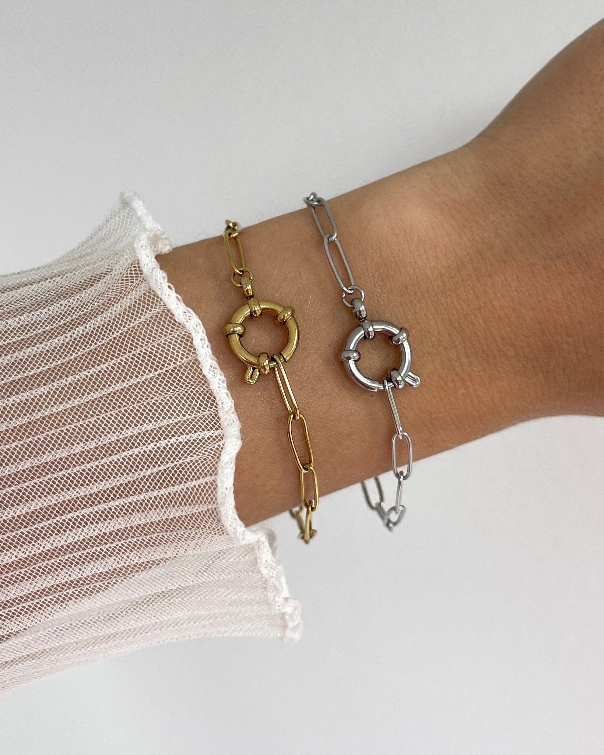 Wasserfestes Edelstahl Armband mit groben Design mit Ösenverschluss um Charms zu befestigen, getragen am Handgelenk.