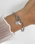 Wasserfester Edelstahl Charm in Blumen Design an silbernem Armband
