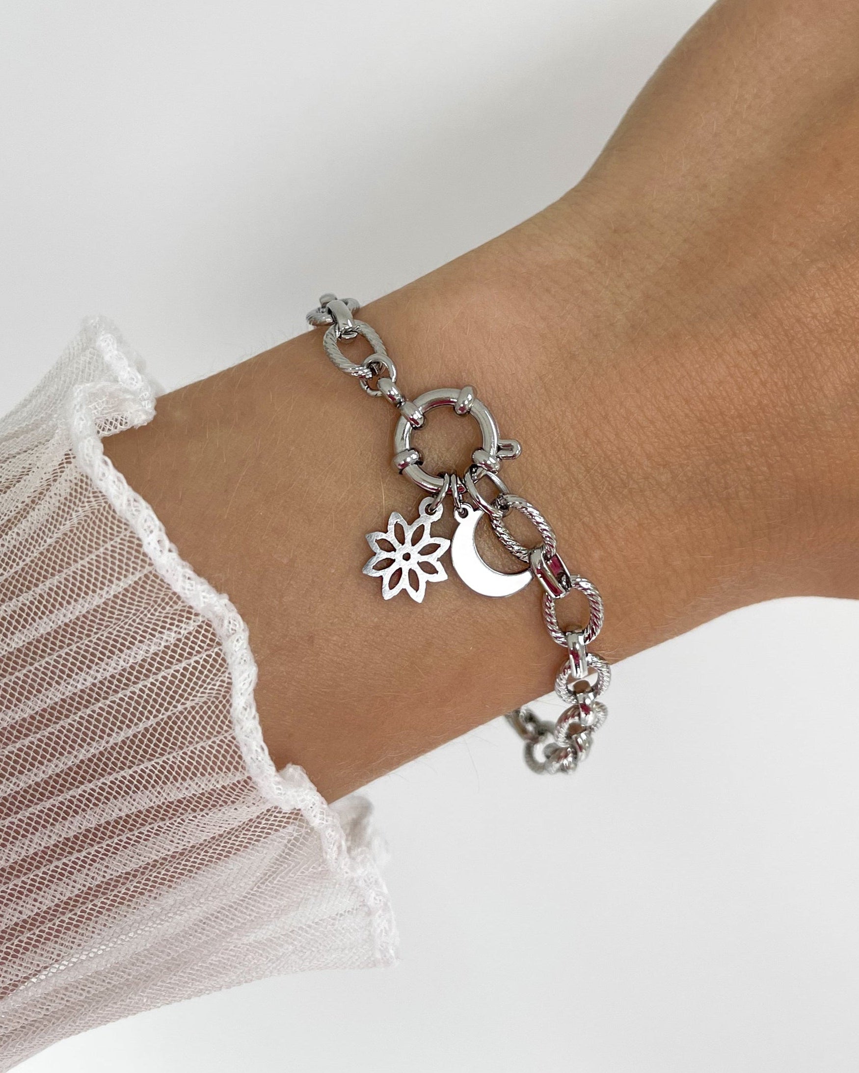 Wasserfester Edelstahl Charm in Blumen Design an silbernem Armband
