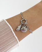 Wasserfester Edelstahl Charm in Muschel Form an silbernem Armband