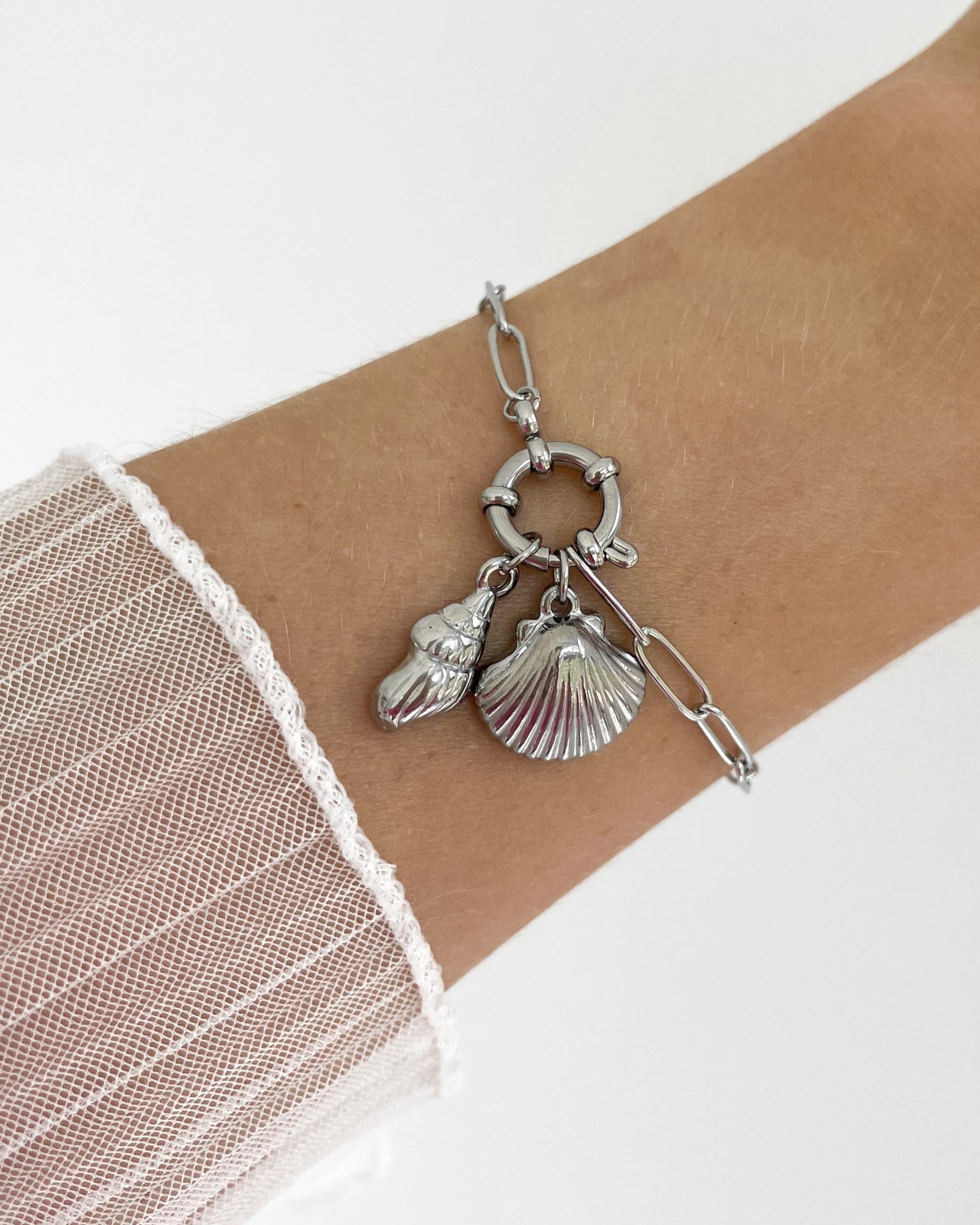 Wasserfester Edelstahl Charm in Muschel Form an silbernem Armband