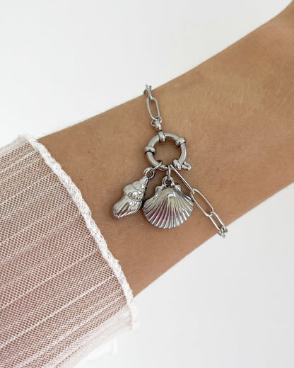 Wasserfester Edelstahl Charm in Muschel Form an silbernem Armband
