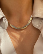 Vergoldete Edelstahl Kette in BiColor mit gedrehtem Schlangen Design, getragen mit einer beigefarbenen Bluse. Wasserfest und hypoallergen.