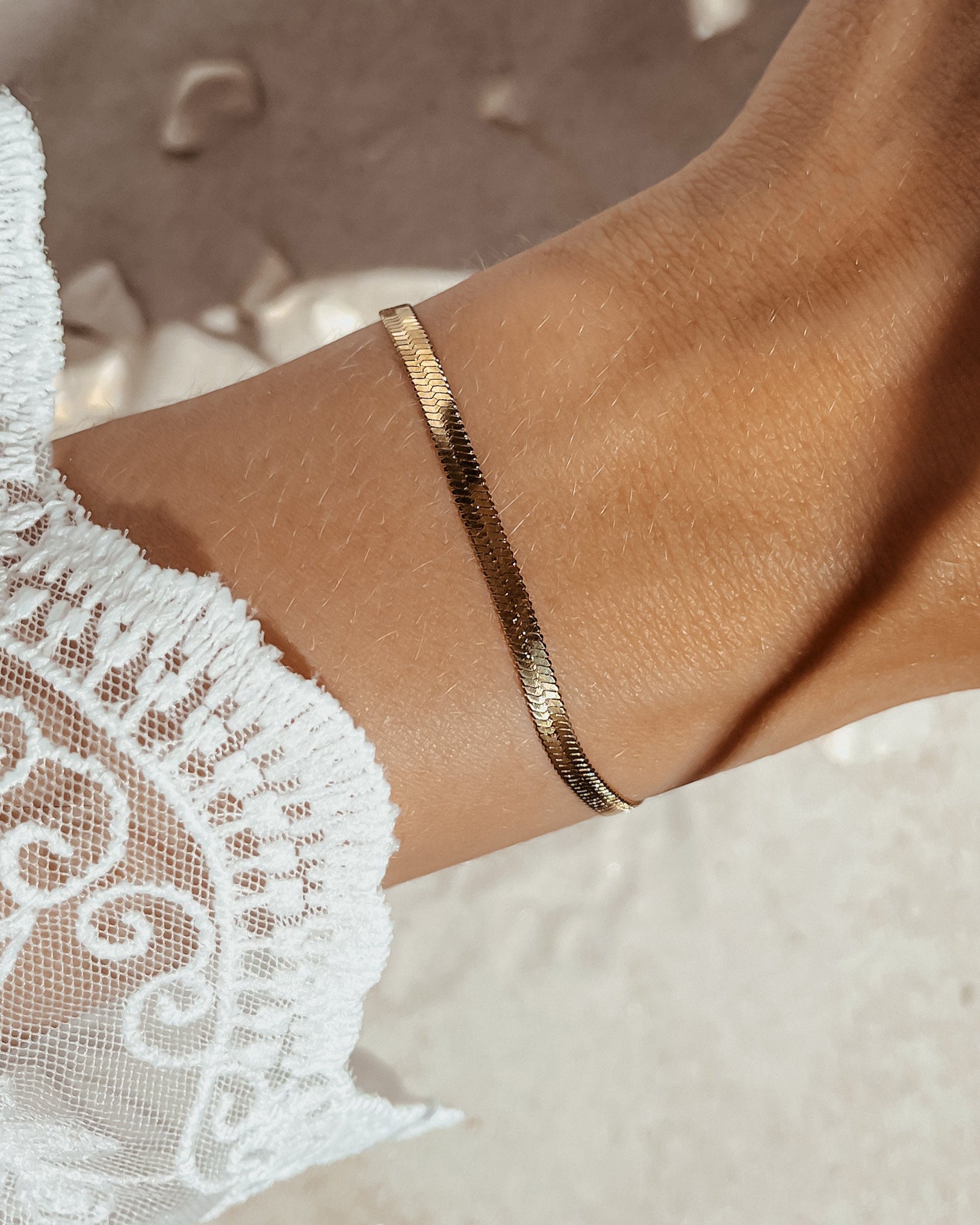 Feines, wasserfestes Edelstahl Armband in Schlangen Optik, getragen am Handgelenk.
