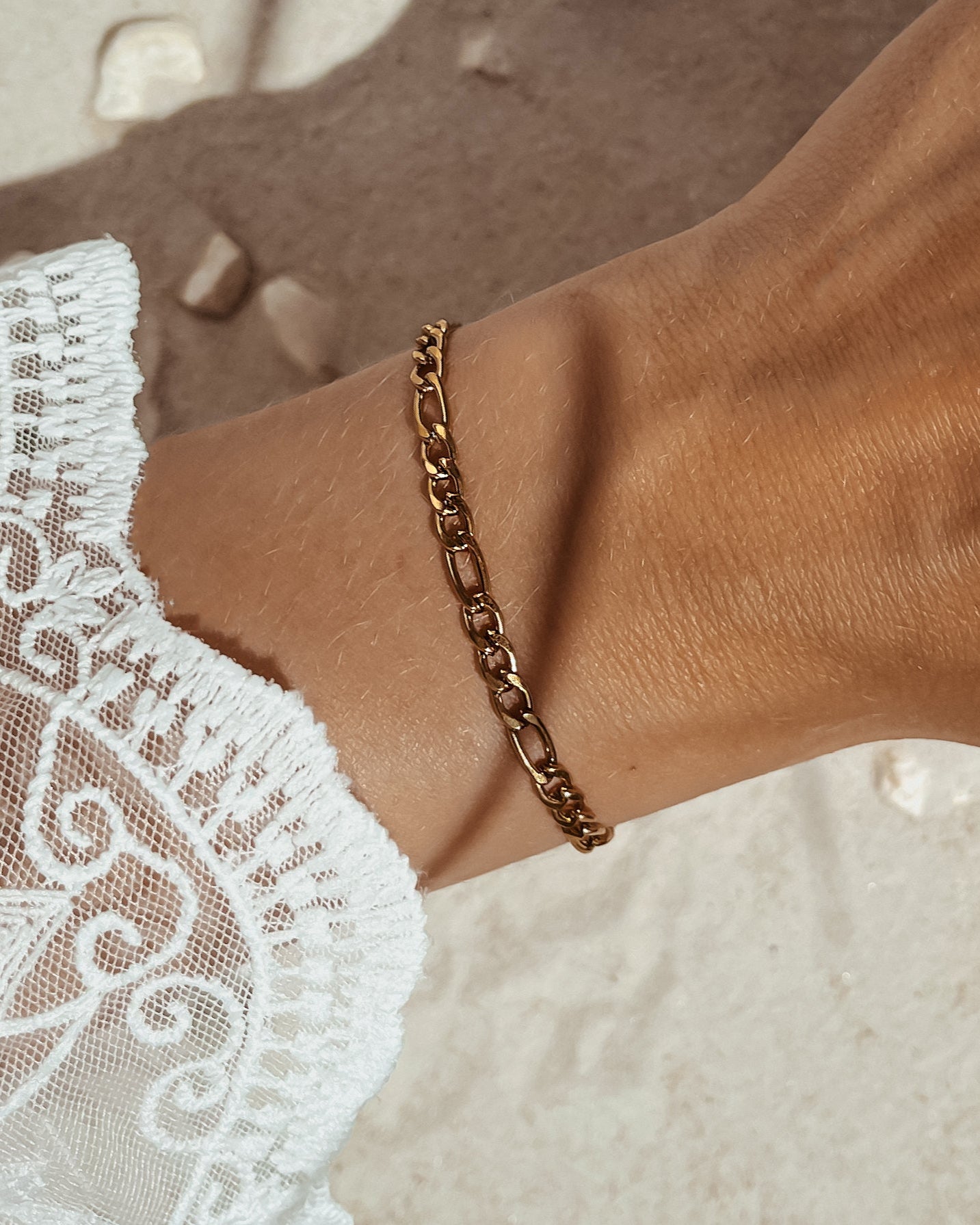 Feines, wasserfestes Edelstahl Armband mit gröberen Gliedern, getragen am Handgelenk.