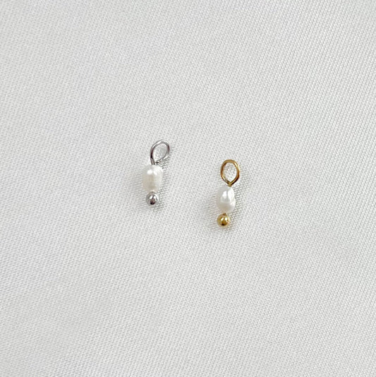 Wasserfester Edelstahl Charm mit kleiner Süßwasserperle.