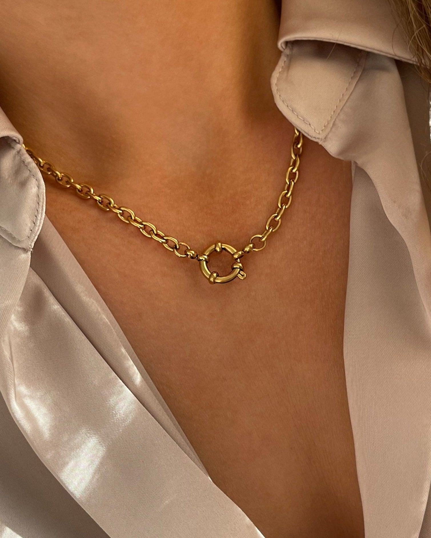 Halskette mit Ösenverschluss, aus Edelstahl ermöglicht es, nach Belieben verschiedene Charms anzuhängen und so die Kette individuell zu gestalten.