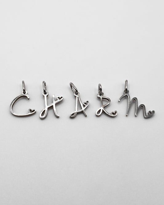 Verspielte Buchstaben Anhänger in silber.