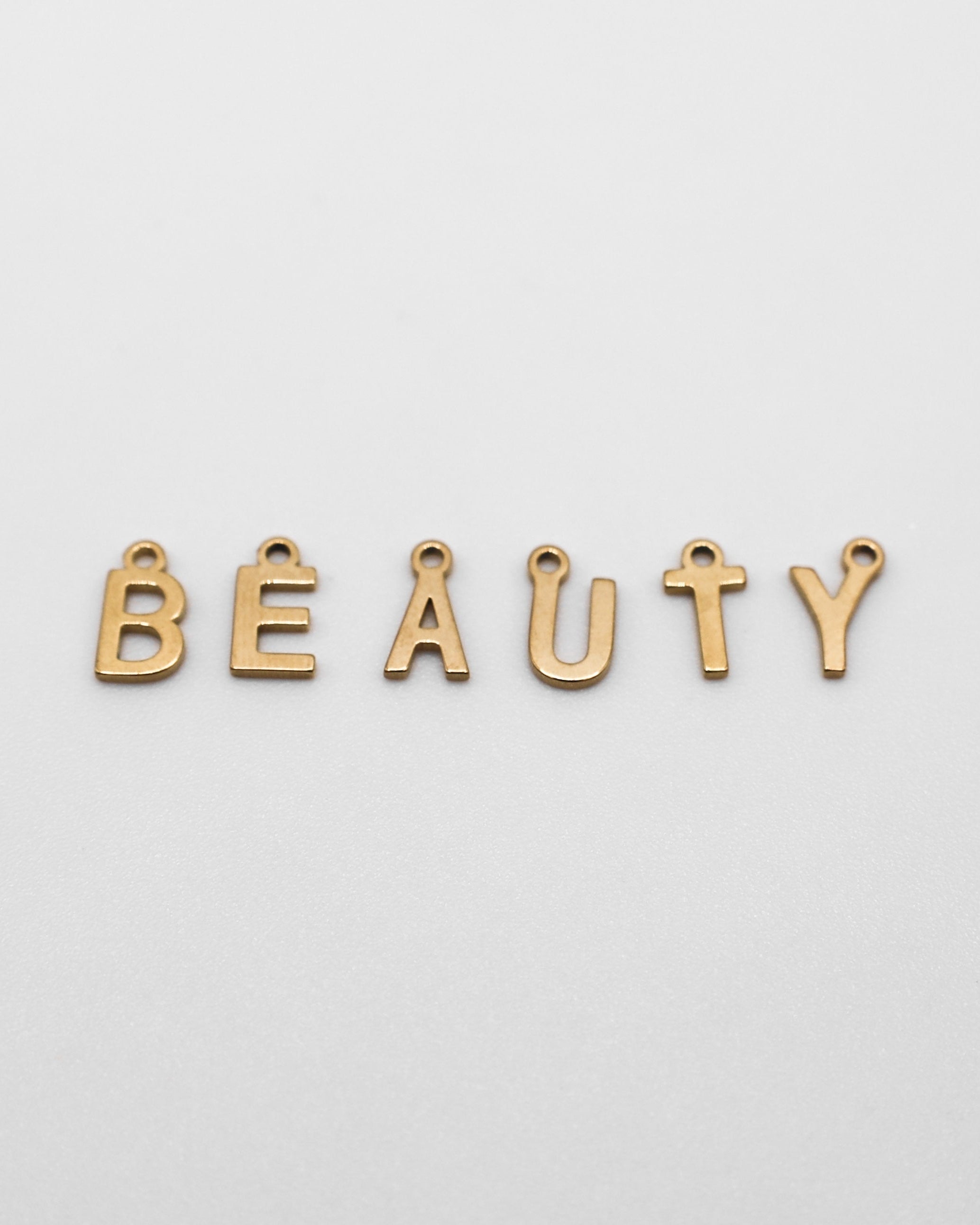 Goldene Buchstaben Anhänger.